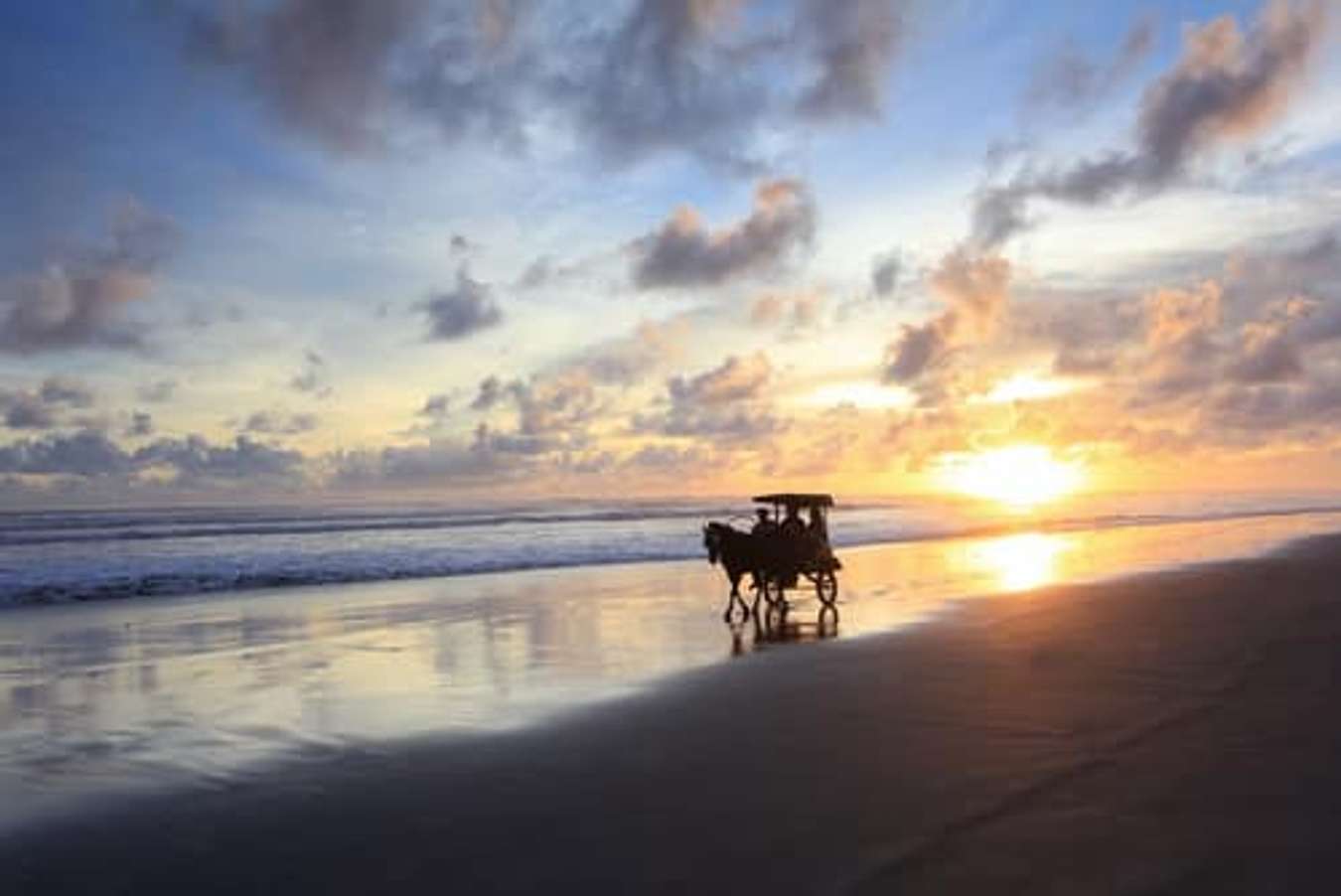 Pantai dengan Pemandangan Matahari Terbit