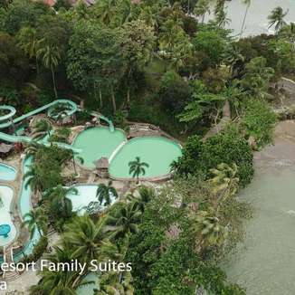 Hawaii Resort Family Suites - hotel dengan akses langsung ke pantai di anyer