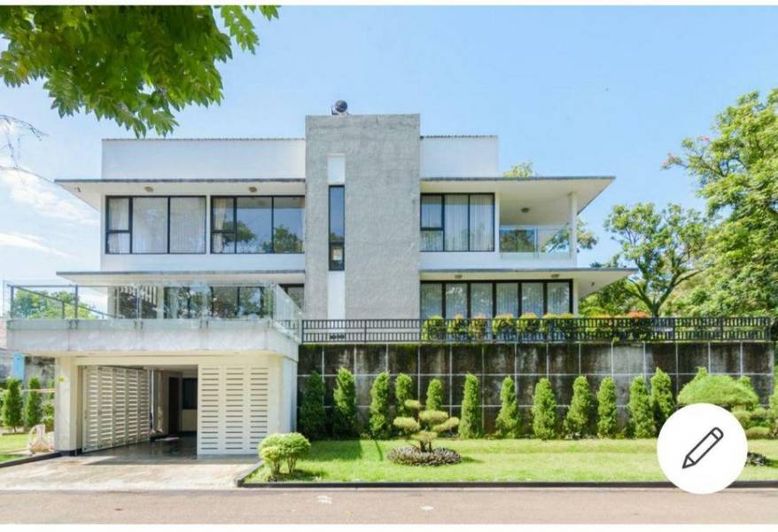 V Guest House Sentul City - Vila dengan private pool di Bogor