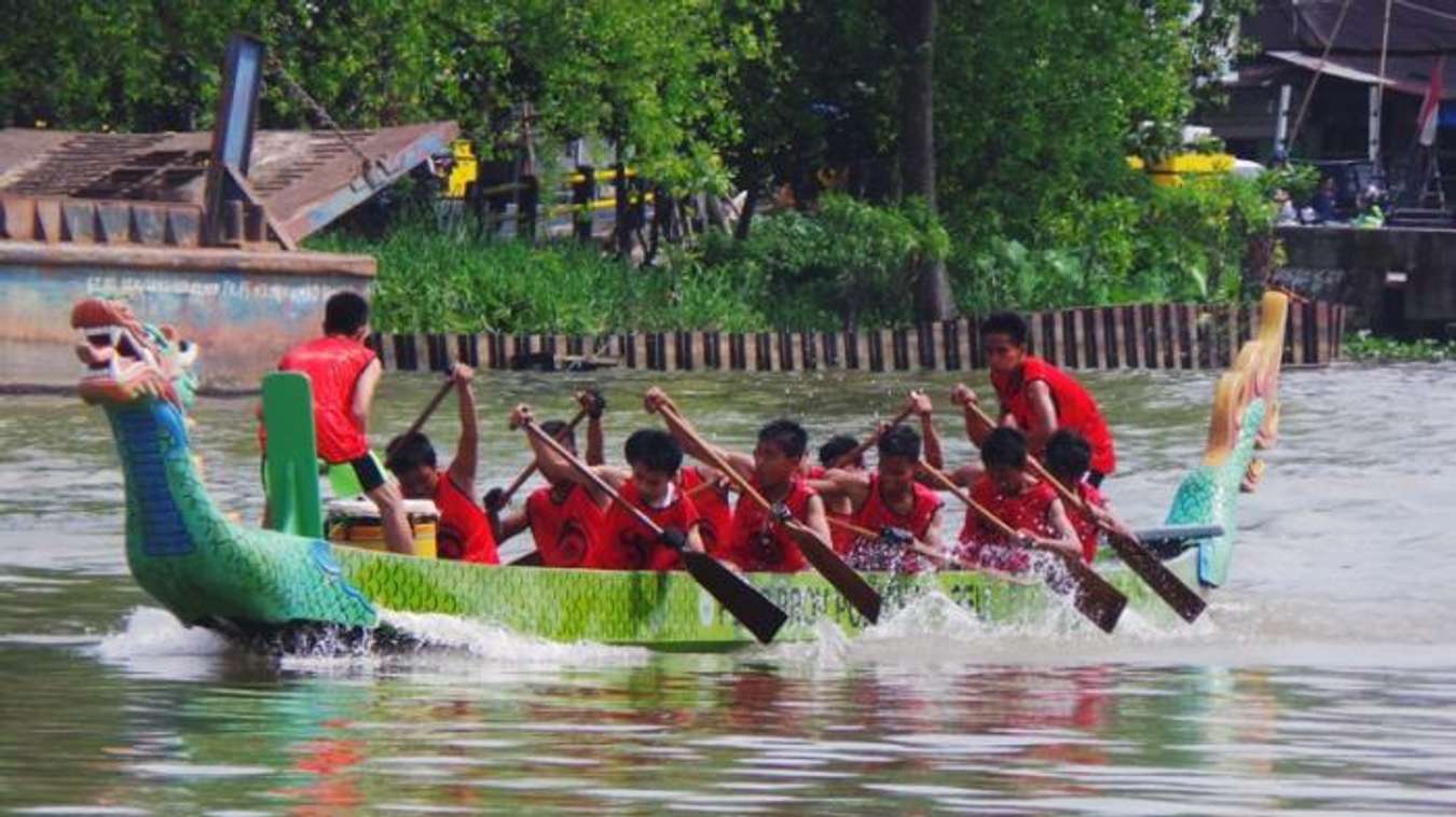 Lomba Dayung Perahu Naga - 