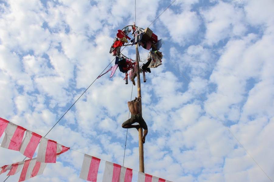 Lomba Panjat Pinang - Lomba 17-an Agustus