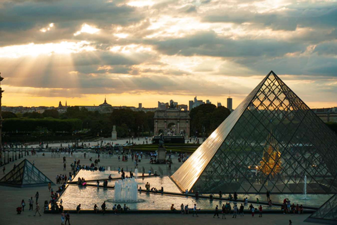 Bảo tàng Louvre - địa điểm tham quan phải đến khi du lịch Paris
