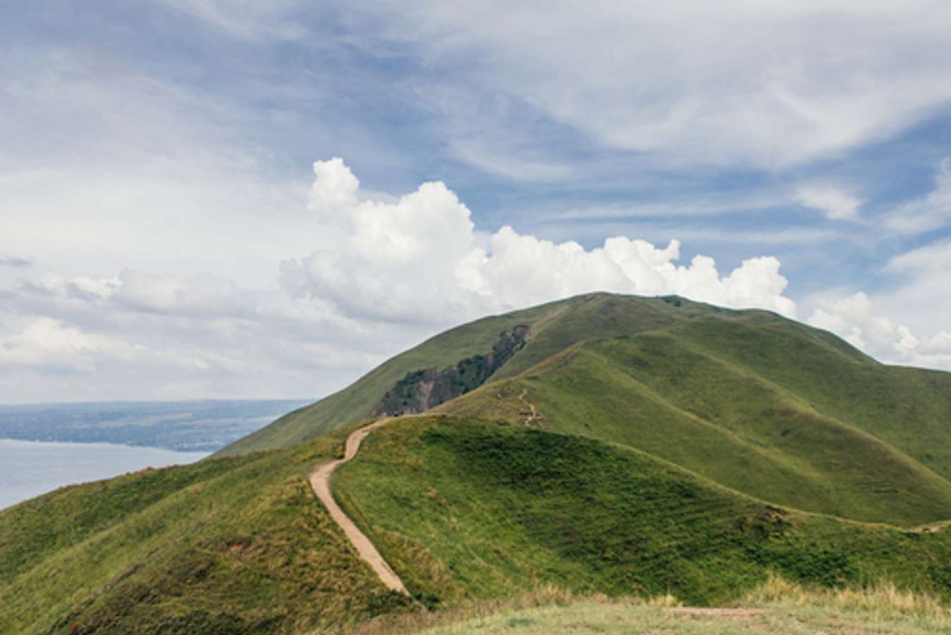 Destinasi Wisata di Danau Toba - Bukit Holbung