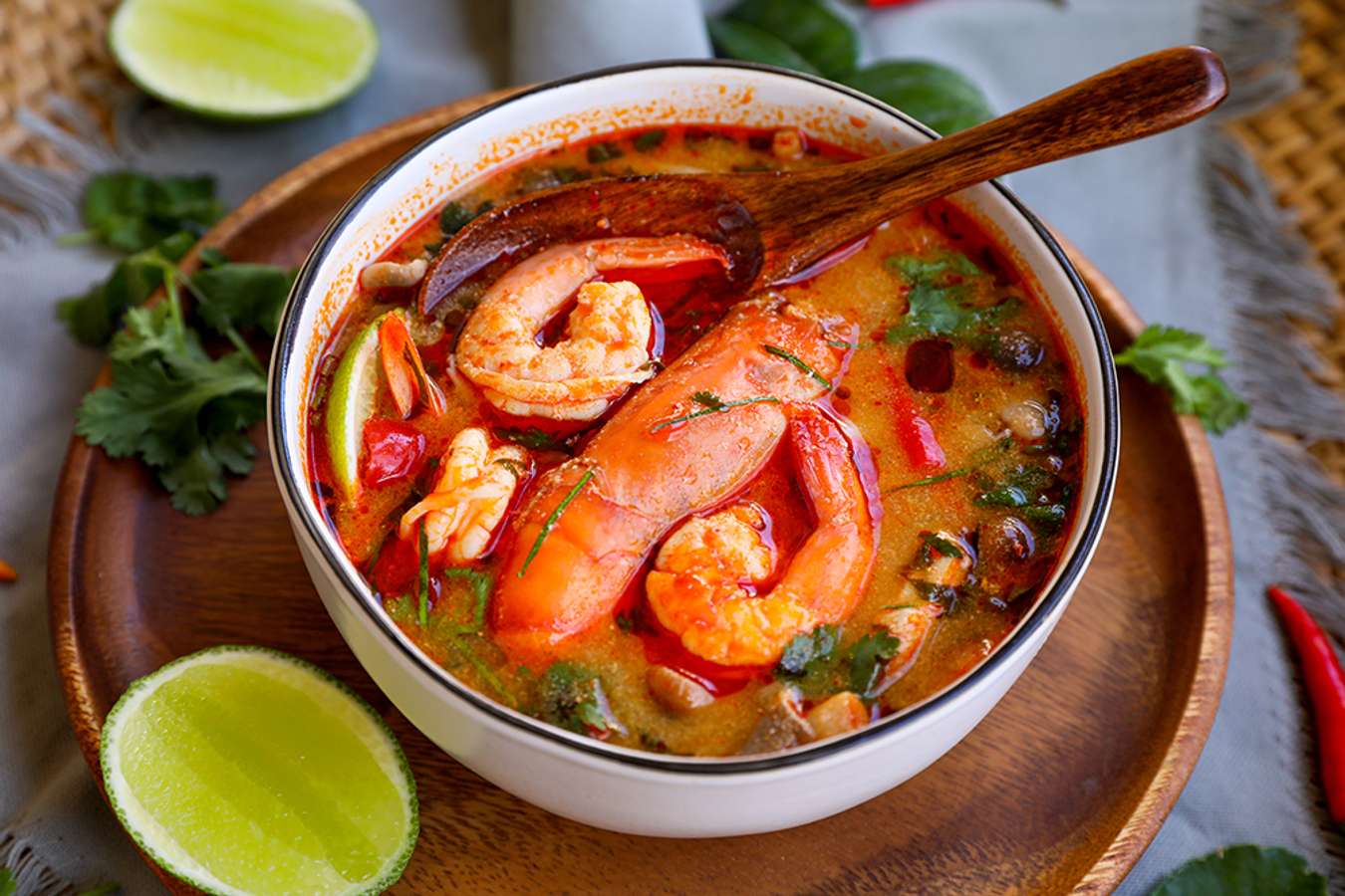 Том ям пошаговый рецепт с фото. Tom Yum суп. Tom Yum Kung. День супа. Том ям рецепт.