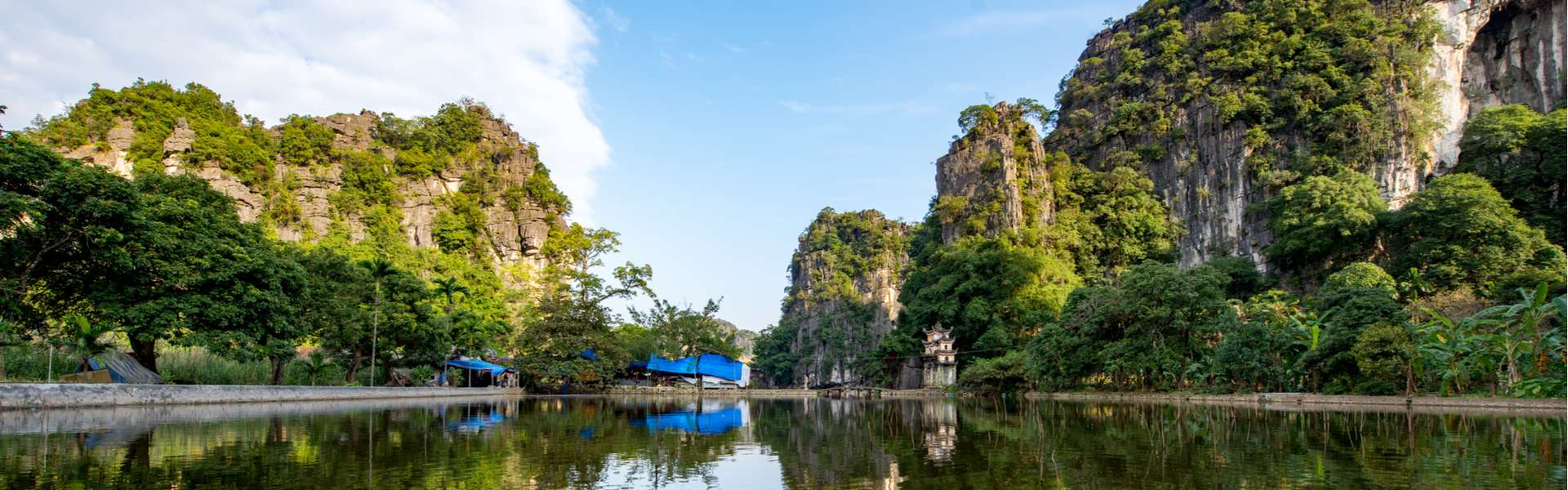 Đến với vườn quốc gia Việt Nam, bạn sẽ bị mê hoặc bởi những vẻ đẹp thiên nhiên hoang sơ, đồi núi hoành tráng và những con đường rợp bóng cây xanh mát. Hãy theo chân chúng tôi để khám phá và trải nghiệm những điều tuyệt vời tại những vườn quốc gia này.