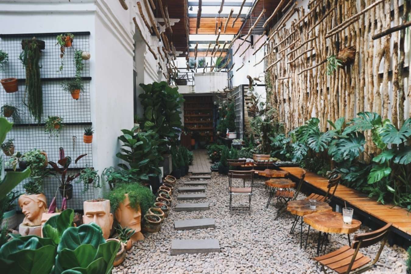 Không gian đẹp sẽ khiến bạn cảm thấy dễ chịu hơn, và đến quán cafe với không gian đẹp sẽ mang lại cho bạn cảm giác thư giãn, hạnh phúc, và tận hưởng cuộc sống một cách tốt nhất. Chắc chắn bạn sẽ không thể bỏ qua những ưu đãi tuyệt vời này.
