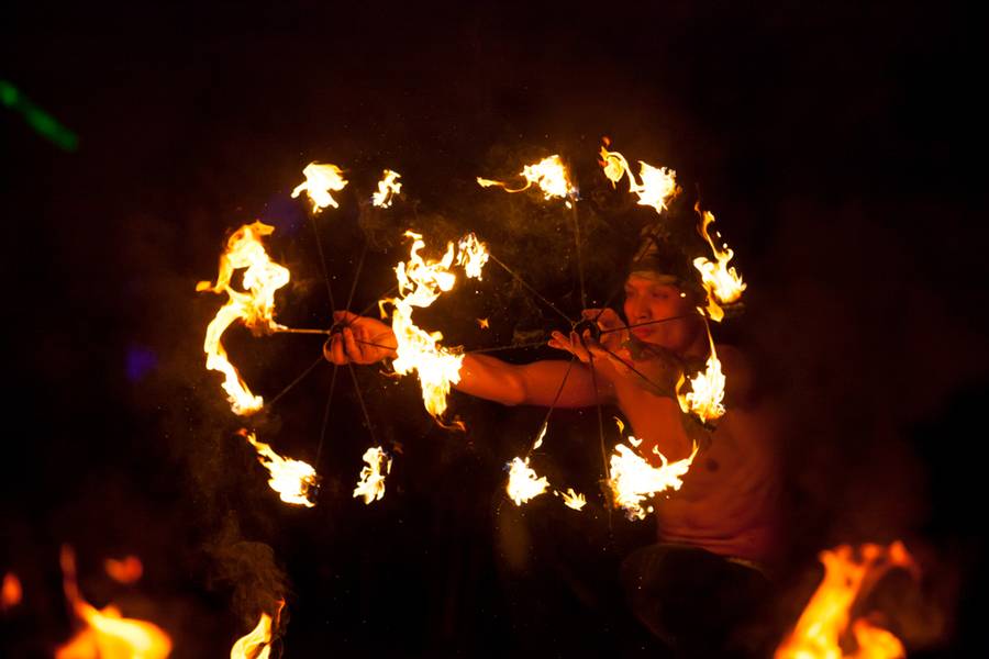 โชว์กระบองไฟ