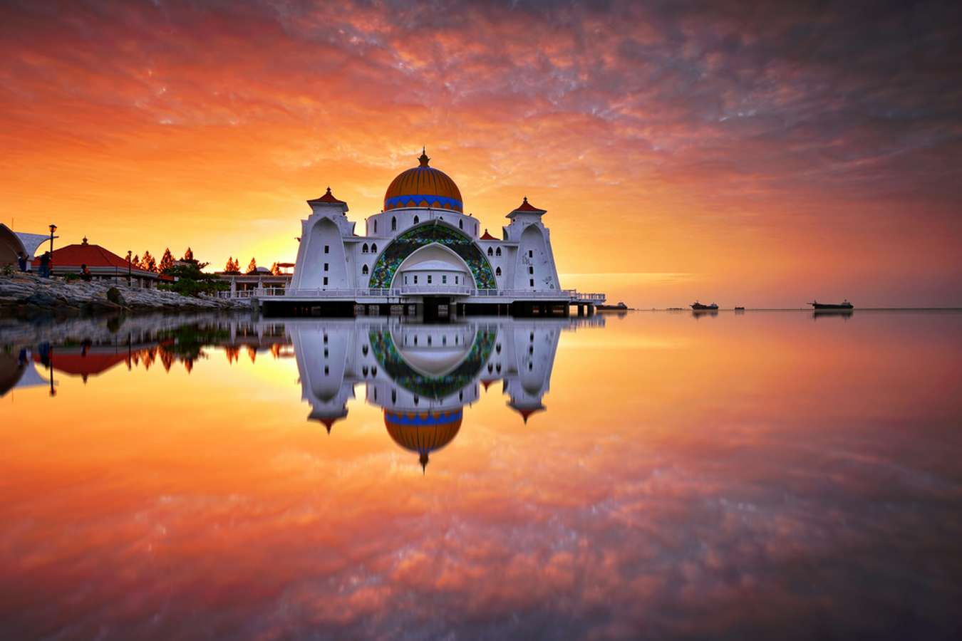 Destinasi Wisata Melaka - Masjid Selat Melaka