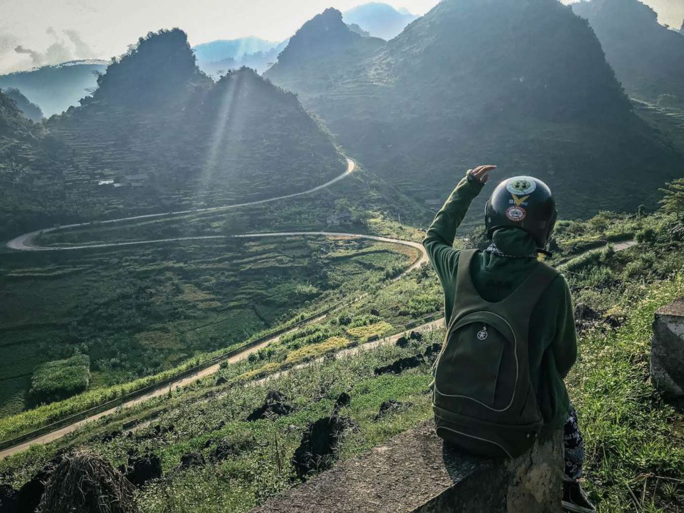 Hà Giang: Đắm mình vào những khoảnh khắc tuyệt vời tại Hà Giang, vùng đất nổi tiếng với những cảnh quan đẹp lịm thuở. Khám phá những con đường vàng rực rỡ, bãi cỏ bồng bềnh giữa chốn rừng núi đầy thơ mộng. Chắc chắn bạn sẽ không thể quên được những phút giây tuyệt vời này.