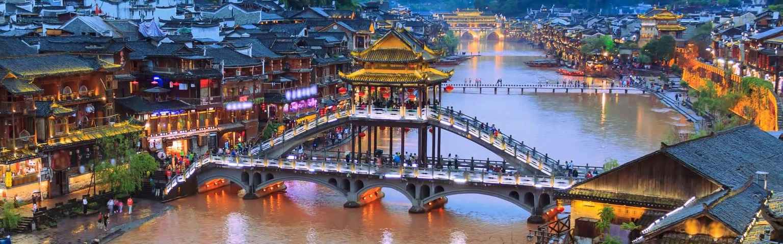 Cổ trấn Trung Quốc với những ngôi nhà bằng đá, con đường nhỏ và đồi núi xanh tươi. Hãy khám phá tâm hồn Trung Quốc trong những thế kỷ qua, cảm nhận sự yên bình và những khoảnh khắc tuyệt vời trong một hành trình đầy trải nghiệm.