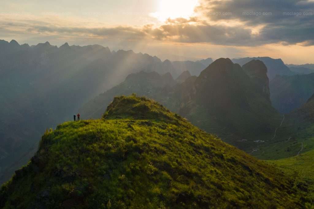 Hà Giang là một điểm đến du lịch đang được yêu thích tại Việt Nam. Với những ngọn núi đá vôi đẹp như tranh vẽ và những cánh đồng lúa chín mùa, Hà Giang đang chờ đợi bạn. Hãy xem những hình ảnh đẹp và bắt đầu lập kế hoạch cho chuyến đi đầy phấn khích này.