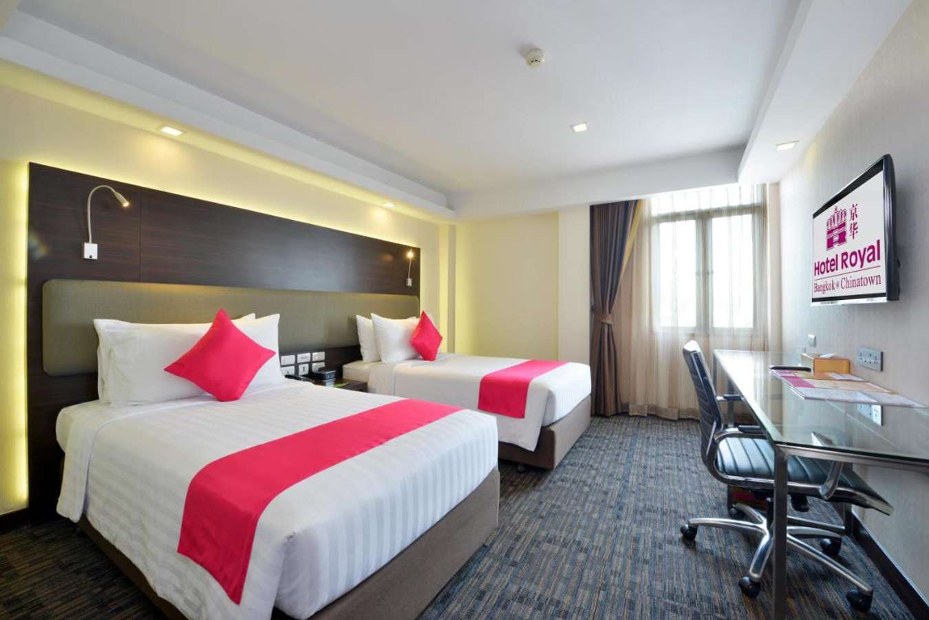 Another luxurious and affordable hotel near BTS is Novotel Bangkok Sukhumvit 20. 