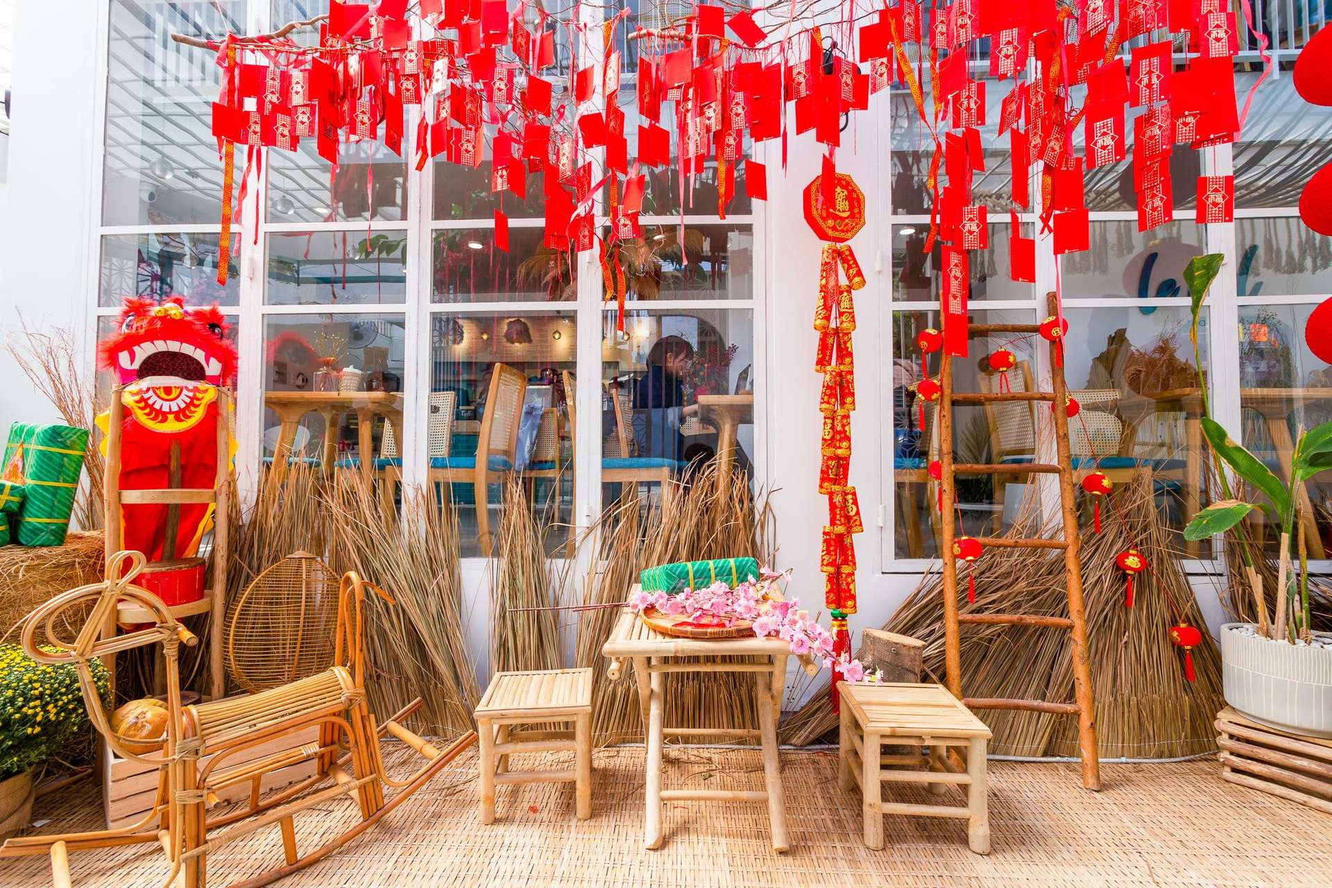 10 Quán cafe trang trí tết ở Sài Gòn có background “sống ảo” cực xịn