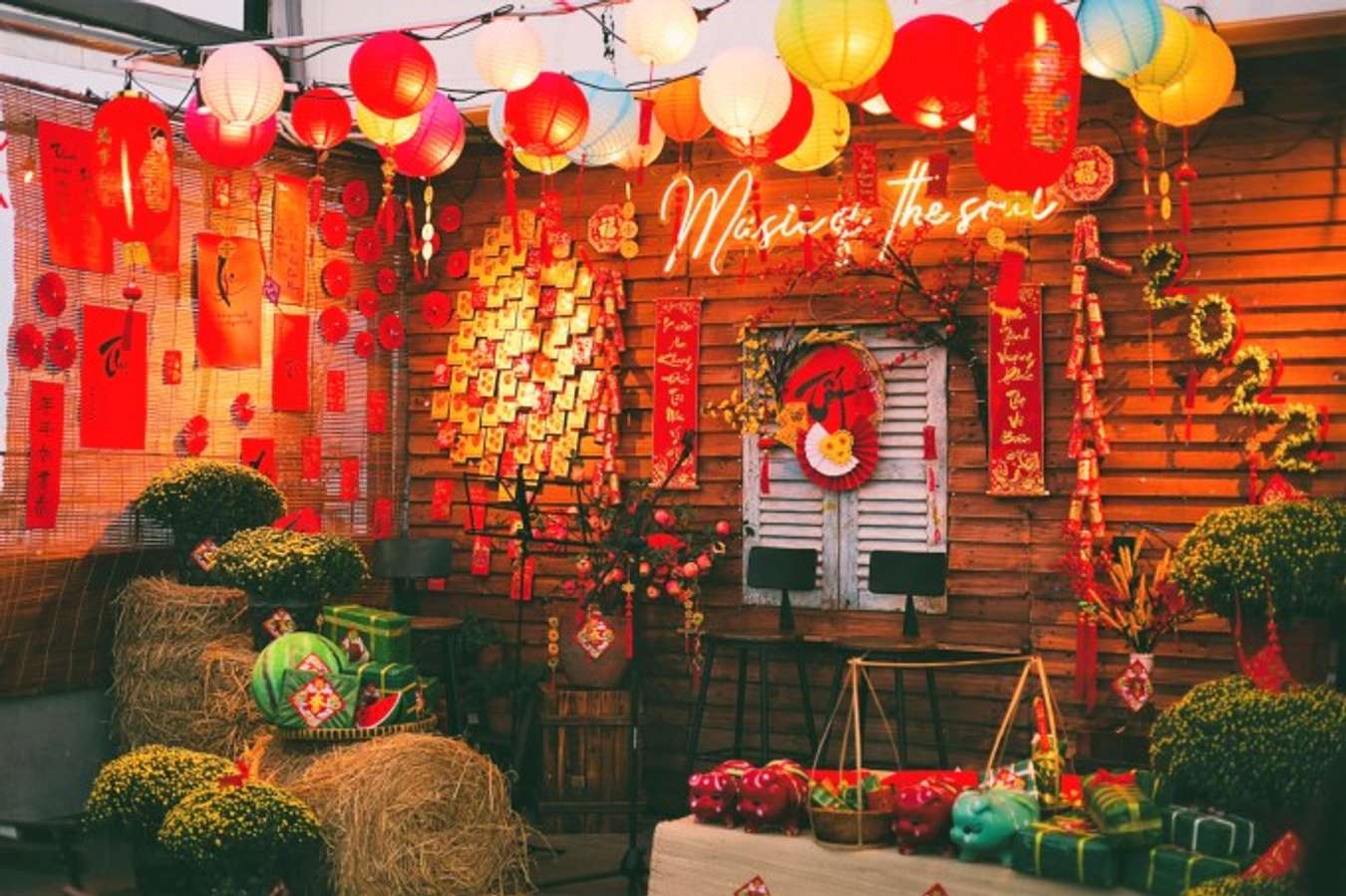 Bạn muốn tìm một không gian cafe trang trí tết sôi động đầy màu sắc? Đến quán cafe trang trí tết năm 2024 chắc chắn sẽ là lựa chọn hoàn hảo. Sự pha trộn giữa truyền thống và hiện đại trong hình ảnh, chi tiết trang trí tinh xảo, sẽ mang đến cảm giác đầy phấn khích cho bạn.