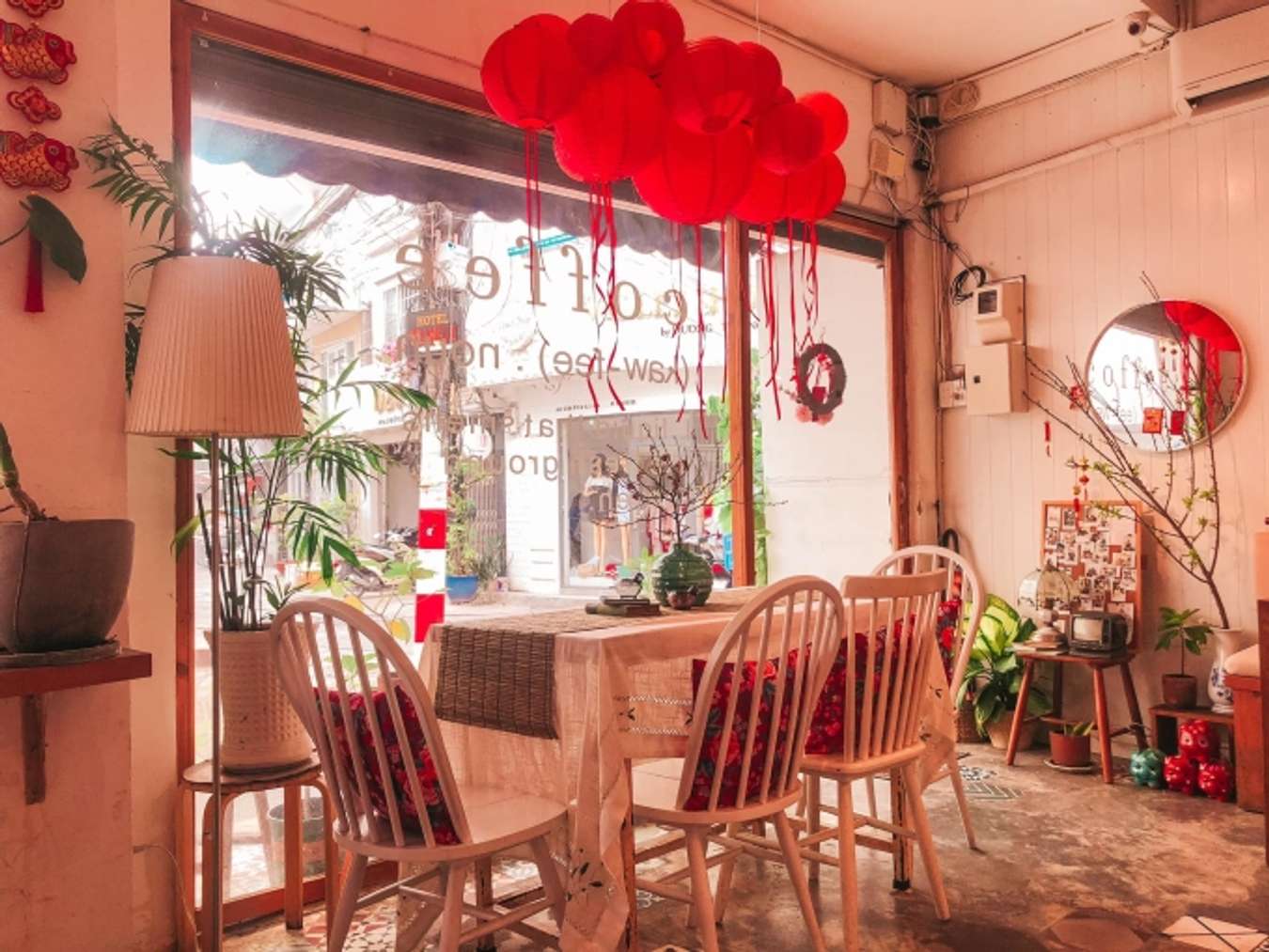 10 Quán cafe trang trí tết ở Sài Gòn có background “sống ảo” cực xịn