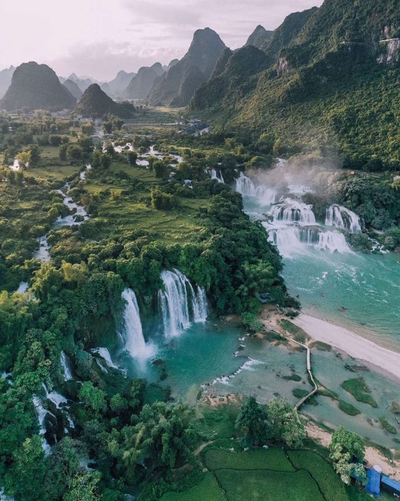 Cao Bằng: Cao Bằng là một tỉnh nằm ở phía đông bắc Việt Nam với nhiều thắng cảnh đẹp. Những rặng núi, những thác nước đổ xuống và những khu rừng bạt ngàn đang chờ bạn khám phá và tận hưởng.