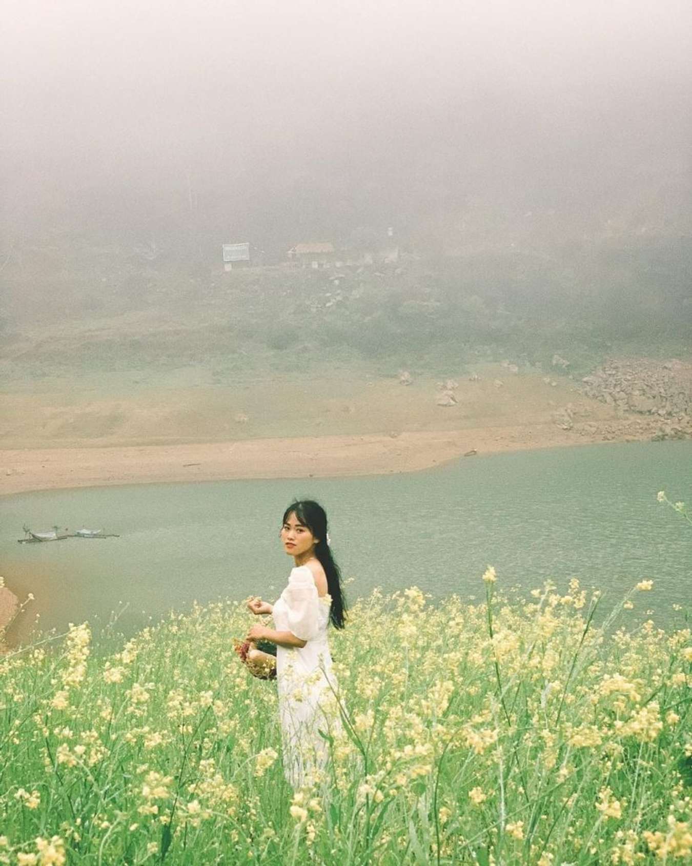 Mùa hoa cải ở bờ hồ Thang Hen