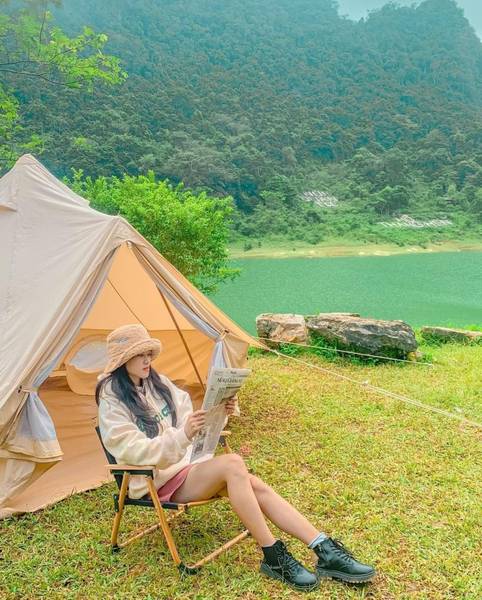 Cắm trại tại bờ hồ Thang Hen