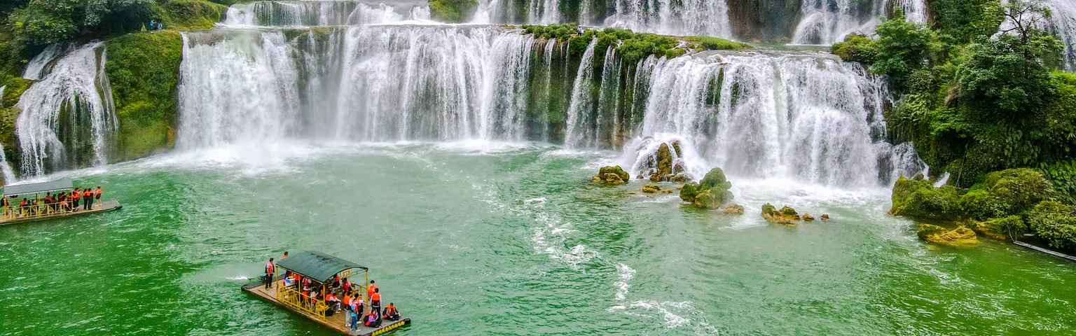 Cao Bằng - miền đất huyền thoại nơi đã in đậm hình ảnh và tình cảm của đất nước, là nơi mà không chỉ đẹp về cảnh sẽ mà còn đẹp về tình người. Hãy tận hưởng một chuyến du lịch thú vị đầy trải nghiệm khi đến Cao Bằng để khám phá, tìm hiểu và hòa mình vào vẻ đẹp thơ mộng trong miền đất này.