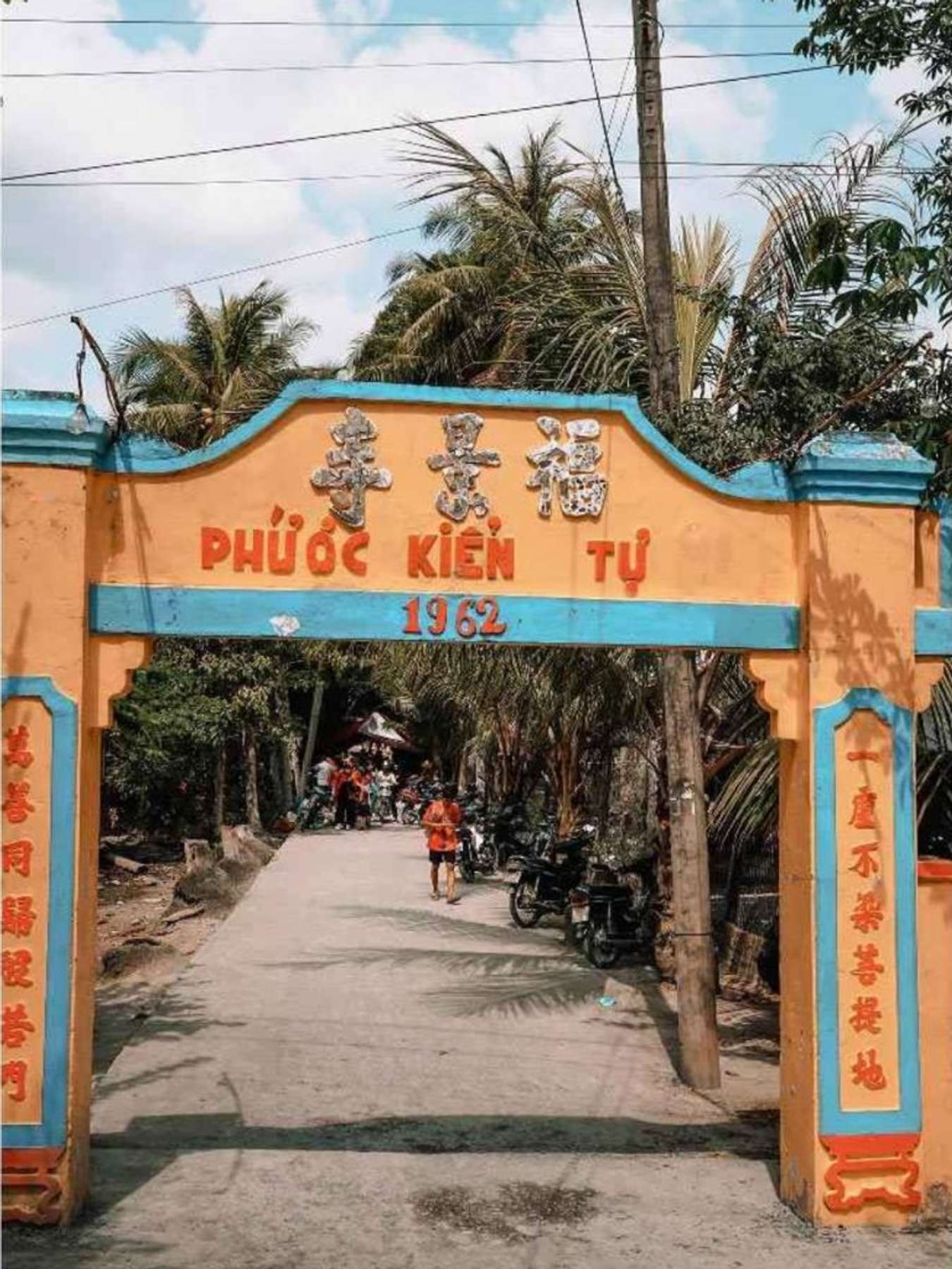 Cổng vô miếu Phước Kiển