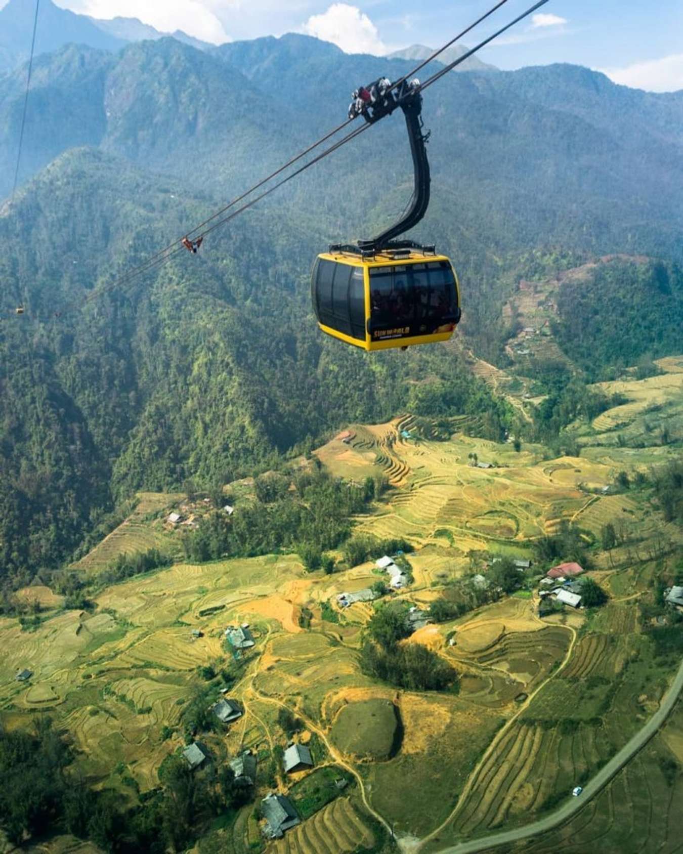 Du lịch Lào Cai là cơ hội để bạn khám phá vẻ đẹp tự nhiên của núi non và nét văn hóa đặc sắc của các dân tộc thiểu số. Hòa mình vào không khí trong lành, thư giãn trong các khu nghỉ dưỡng sang trọng hay tìm hiểu văn hóa đặc trưng tại các bản làng đẹp như mơ, bạn sẽ trải nghiệm một kỳ nghỉ tuyệt vời.