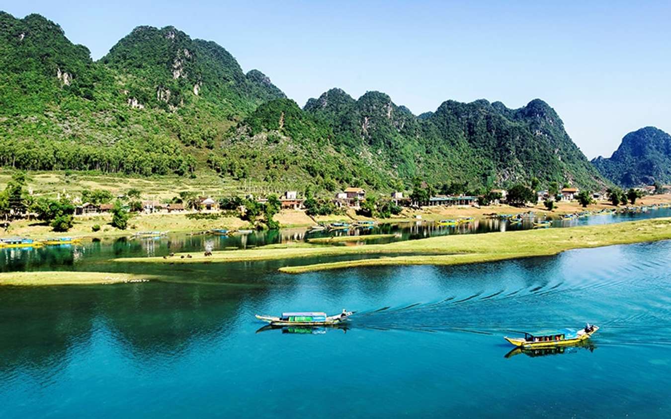 Nếu bạn đang tìm kiếm một địa điểm du lịch mới lạ và đẹp mắt, Quảng Bình 2024 là sự lựa chọn tuyệt vời cho bạn. Từ những hang động tuyệt đẹp đến những bãi biển tuyệt đẹp, đây là một điểm đến không thể bỏ lỡ.