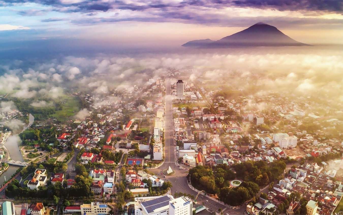 Tây Ninh: Tây Ninh là nơi gắn liền với lịch sử đất nước Việt Nam, với đền thờ Cao Đài huyền thoại đã thu hút hàng triệu du khách đến tham quan. Hãy cùng chiêm ngưỡng những cảnh đẹp tuyệt vời của miền đất này trong hình ảnh đầy sức sống, để tìm kiếm những kỉ niệm đáng nhớ.