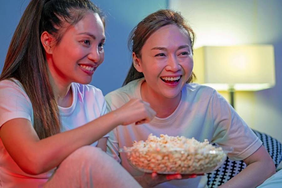 watch tv movies together menonton bersama teman