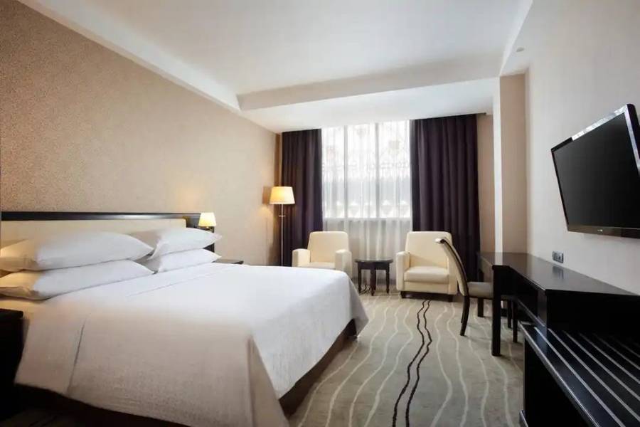 Hotel dengan Kolam Renang di Medan - Four Points by Sheraton Medan