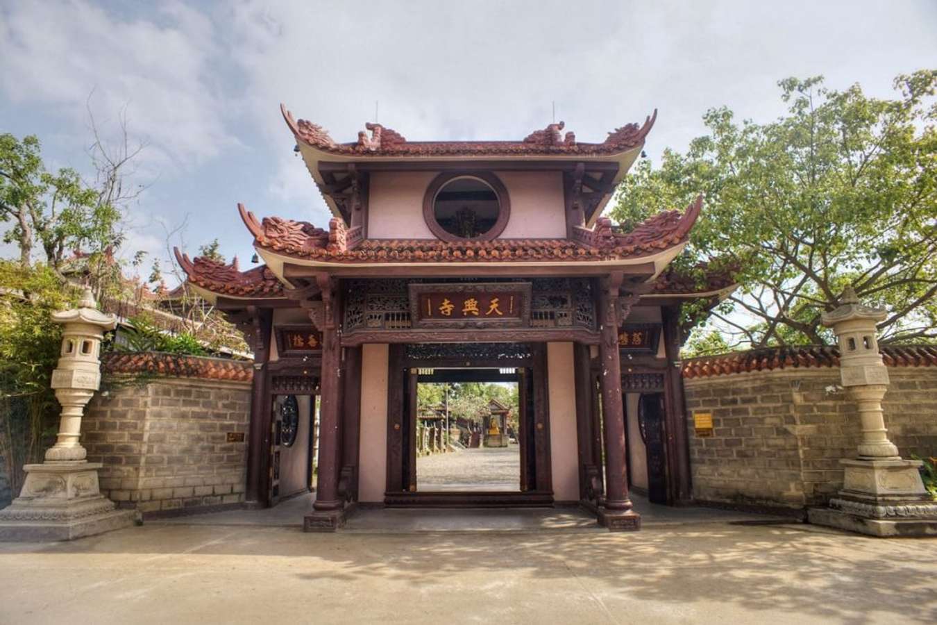 Cổng Tam quan tại chùa Thiên Hưng