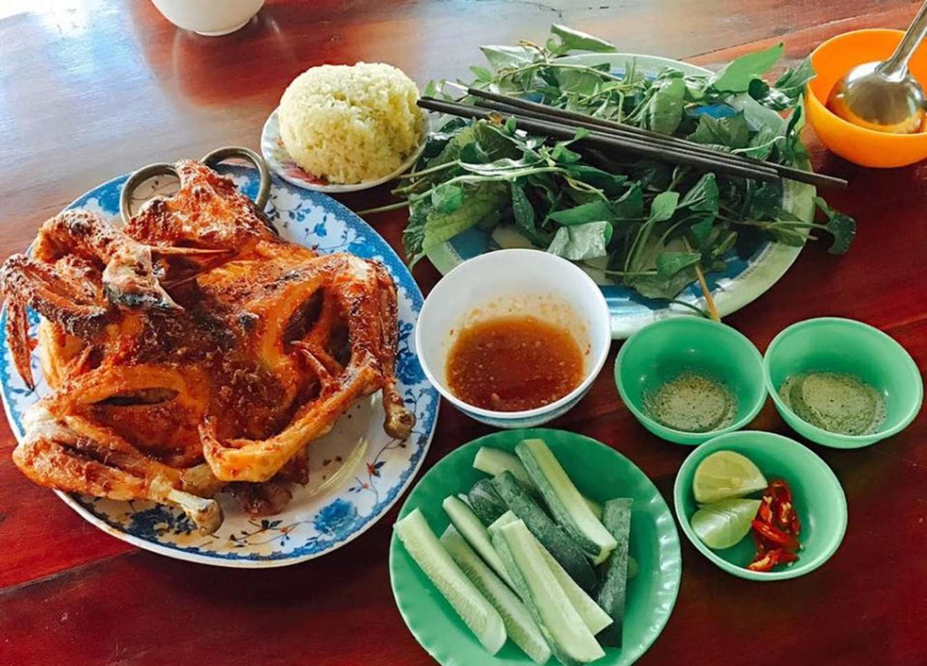 Bạn có thể tìm ăn gà nướng Long Sơn tại Bằng Lăng quán, Thủy Ngư quán,... @internet