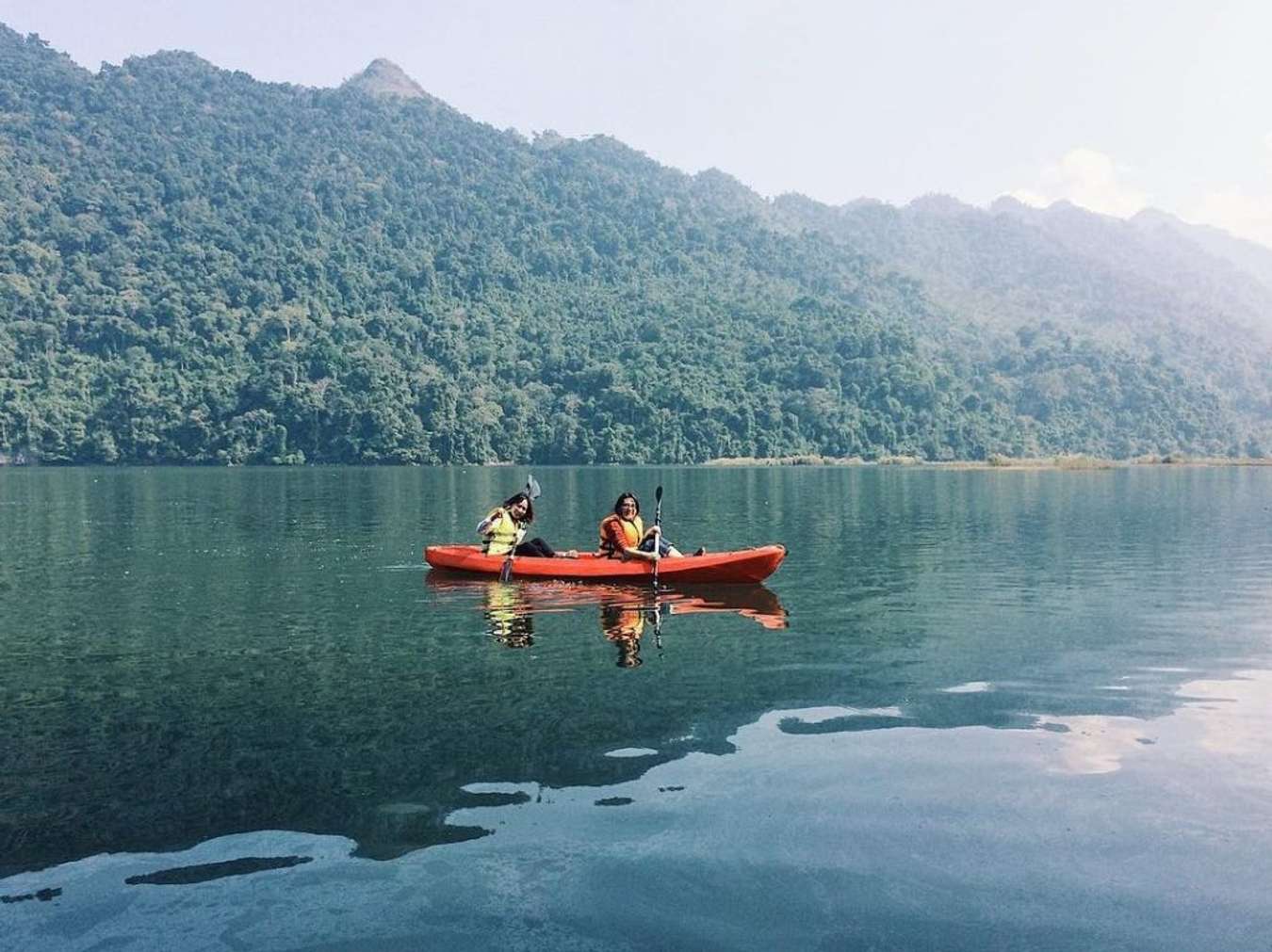 Chèo kayak trên hồ Ba Bể