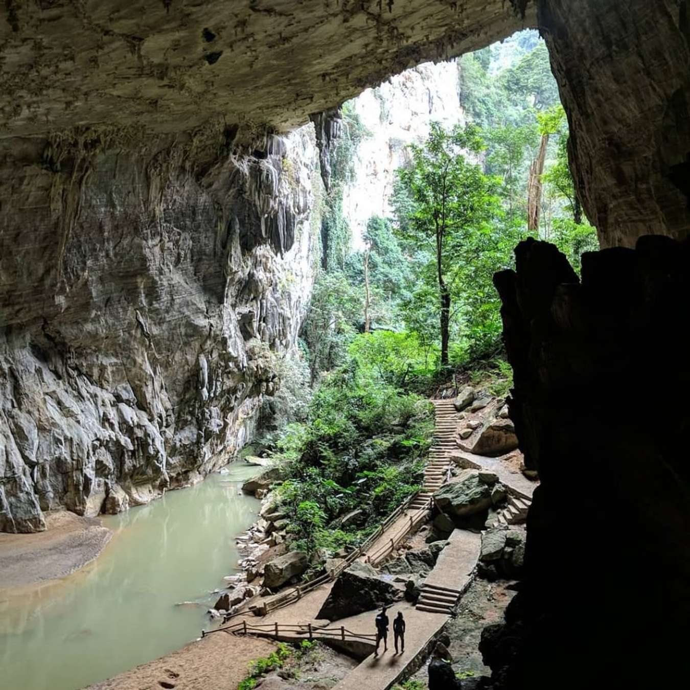 Bên trong động Puông