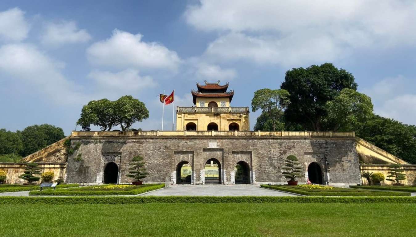 Thăng Long Citadel - di tích lịch sử đặc biệt, được đánh giá cao về giá trị văn hóa và lịch sử của Việt Nam. Hình ảnh của Thăng Long Citadel sẽ đưa bạn trở lại quá khứ, nơi vua chúa Việt Nam cai trị. Hãy cùng click vào hình ảnh để trải nghiệm không gian lịch sử này.