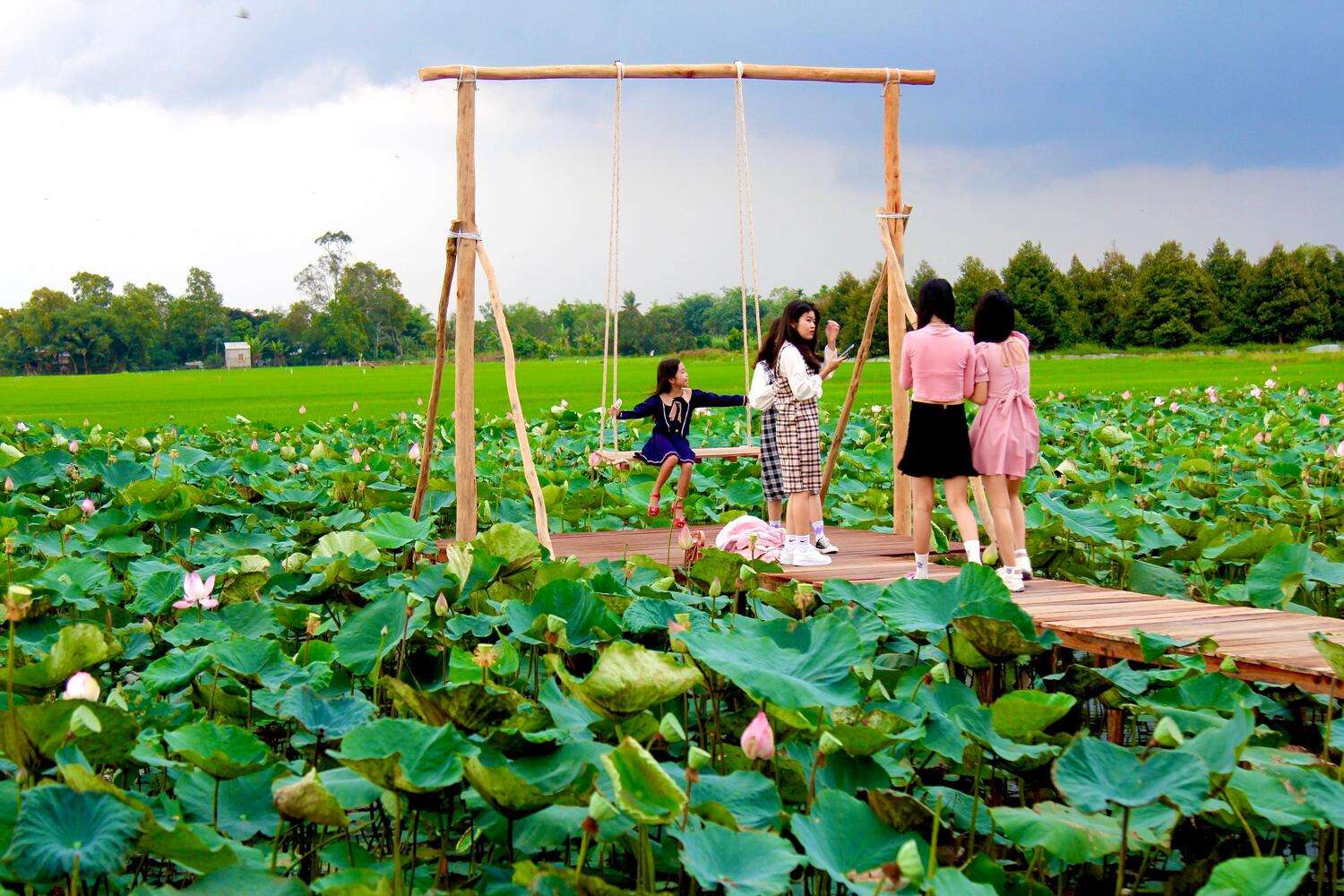 Nếu bạn muốn khám phá một mảnh đất đầy màu sắc và sinh thái đặc biệt, thì đừng bỏ lỡ khu du lịch sinh thái đồng sen Tháp. Với không gian xanh mát, những khu vườn sen rộng lớn và cơ sở hạ tầng hiện đại, đây là nơi lý tưởng để bạn cùng gia đình và bạn bè khám phá bắt đầu từ hôm nay.