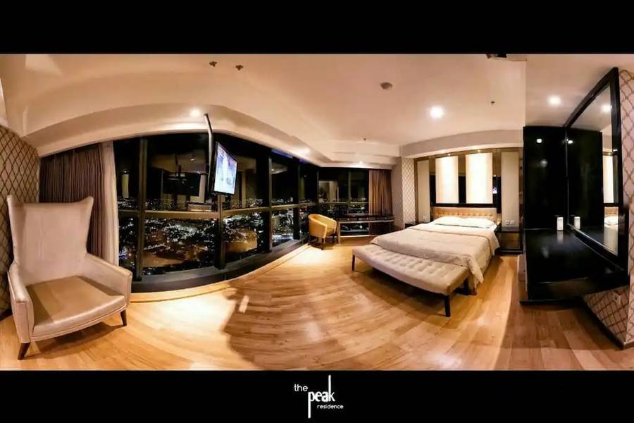 Apartemen dengan Kolam Renang di Surabaya - Luxury Room at The Peak Residence by Mitsukoka
