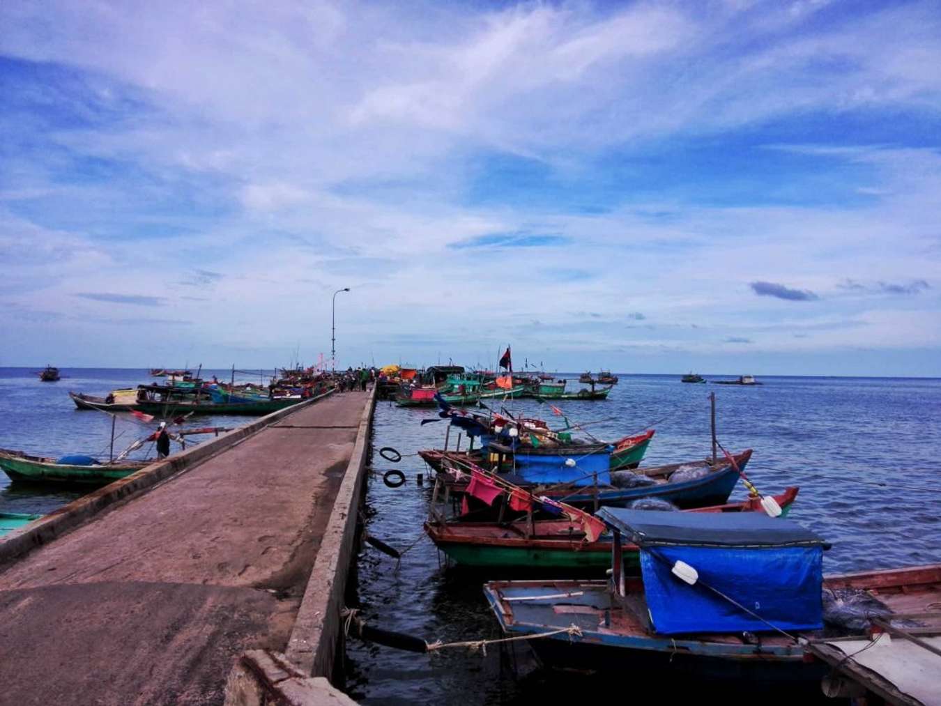 Chiêm ngưỡng khung cảnh yên bình của làng chài Hàm Ninh trong tour Nha Trang Phú Quốc