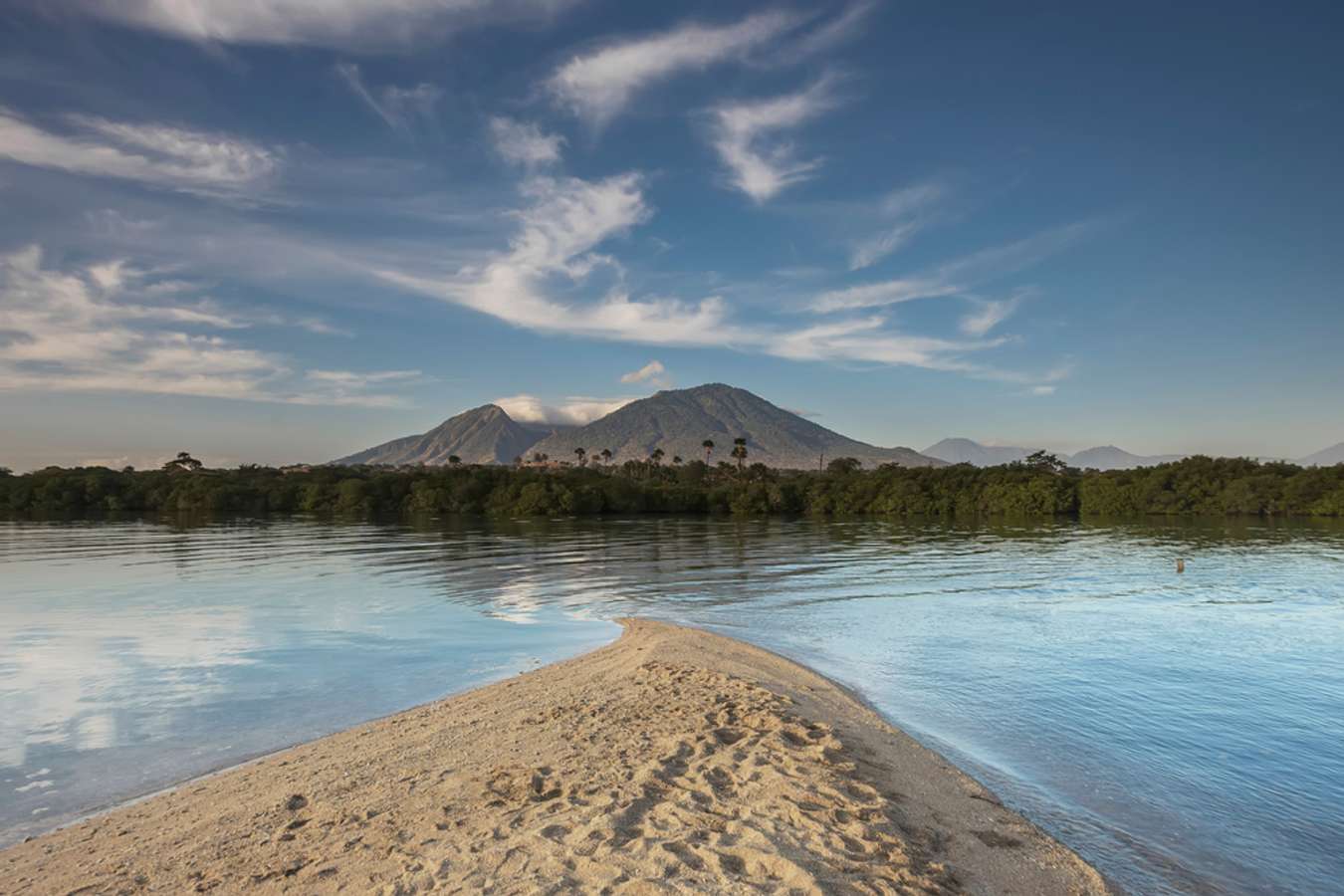 Pantai Pasir Putih Terindah di Indonesia - Pantai Savanna