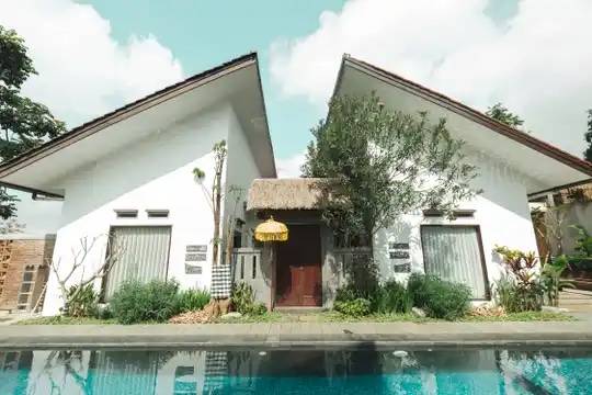 Rekomendasi Vila Work from Bandung - Omah Angkul Angkul Pool Villa