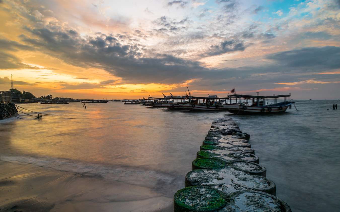Tips Lengkap Liburan Keluarga ke Pantai Tanjung Pasir Tangerang, Seru Lho!