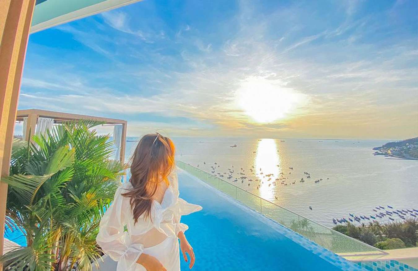 Điểm nhấn của Fusion Suites chính là không gian rộng lớn với hồ bơi vô cực trên cao.