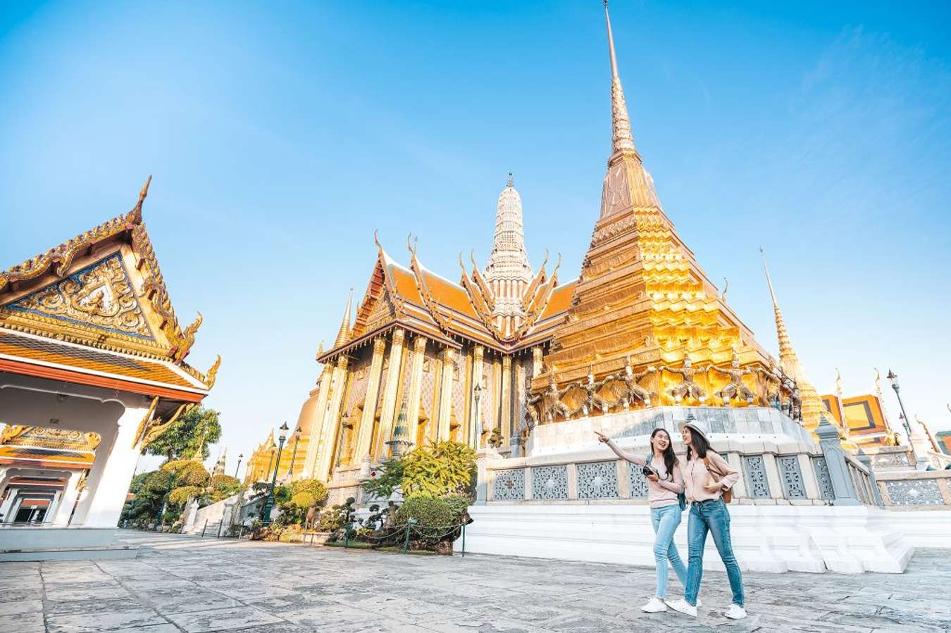 Chùa Phật Ngọc Thái Lan, hoặc Wat Phra Kaew, là ngôi chùa đặc biệt nổi tiếng với các tượng Phật lớn và đá quý đẹp mắt. Trong hành trình khám phá chùa, bạn sẽ được tìm hiểu về những đặc trưng của kiến trúc Thái Lan, trọn vẹn từ A-Z, và thưởng ngoạn sức hút đầy mê hoặc của vẻ đẹp tâm linh.