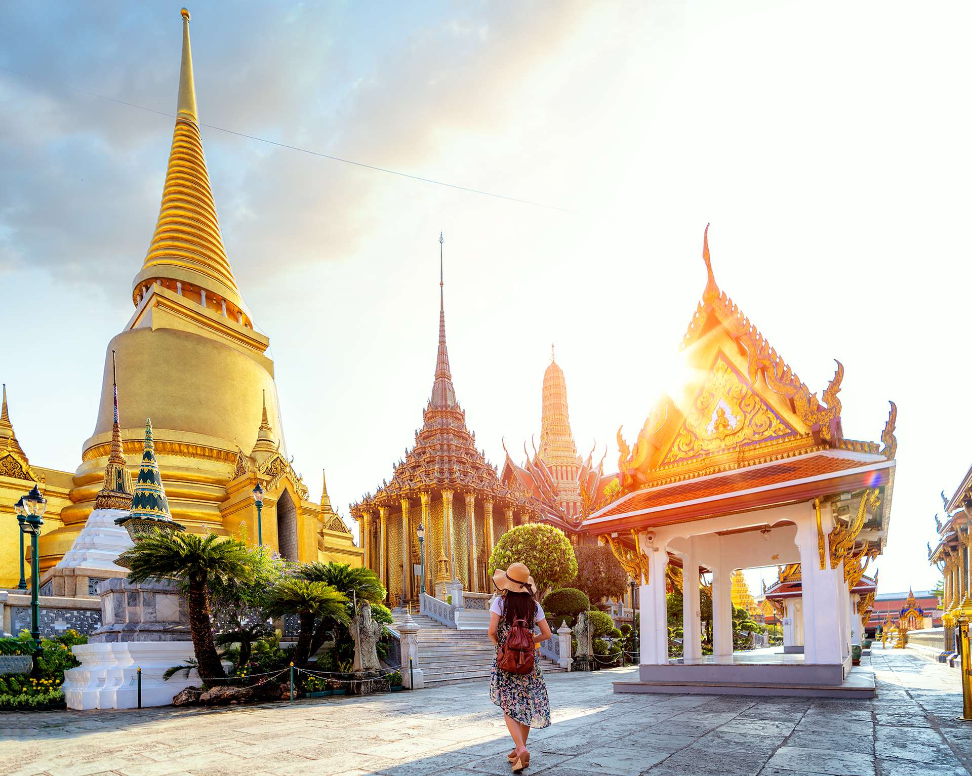 Trong ảnh đầy màu sắc này, bạn sẽ được thưởng thức vẻ đẹp kiến trúc của Chùa Phật Ngọc Thái Lan. Nơi đây được xây dựng vơí những chi tiết tỉ mỉ, mang đậm nét văn hóa và tôn giáo của người Thái. Hãy cùng khám phá cảm giác yên bình và tâm linh khi đặt chân tới đây.