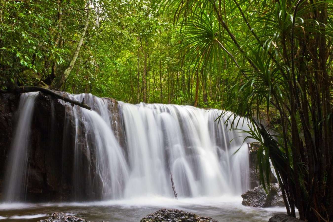 Làng chài Suối Tranh Phú Quốc nằm ở phía Đông đảo, được bao phủ bởi một màu xanh ấn tượng với rất nhiều phòng trà, quán cafe và quán ăn hải sản. Cảnh sắc tuyệt đẹp với bến du thuyền lớn, tàu thuyền đang nổi trên mặt nước và bờ biển dài loang lổ vào tầm mắt. Hãy nhấn vào để cảm nhận một chút cuộc sống chậm rãi đầy sự bình yên của Suối Tranh.