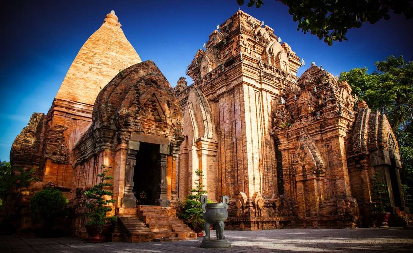 Tháp bà Ponagar Nha Trang: Kinh nghiệm tham quan từ A-Z