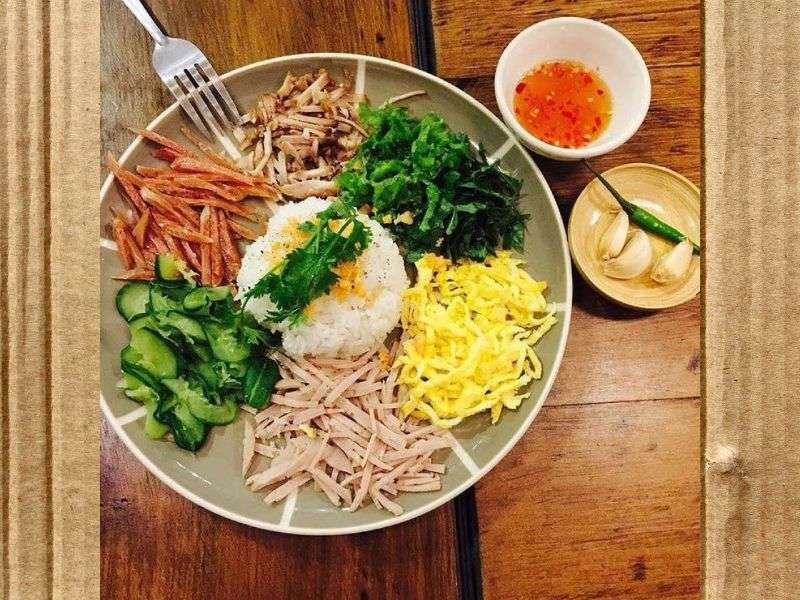 Where to find cơm hến in Huế?