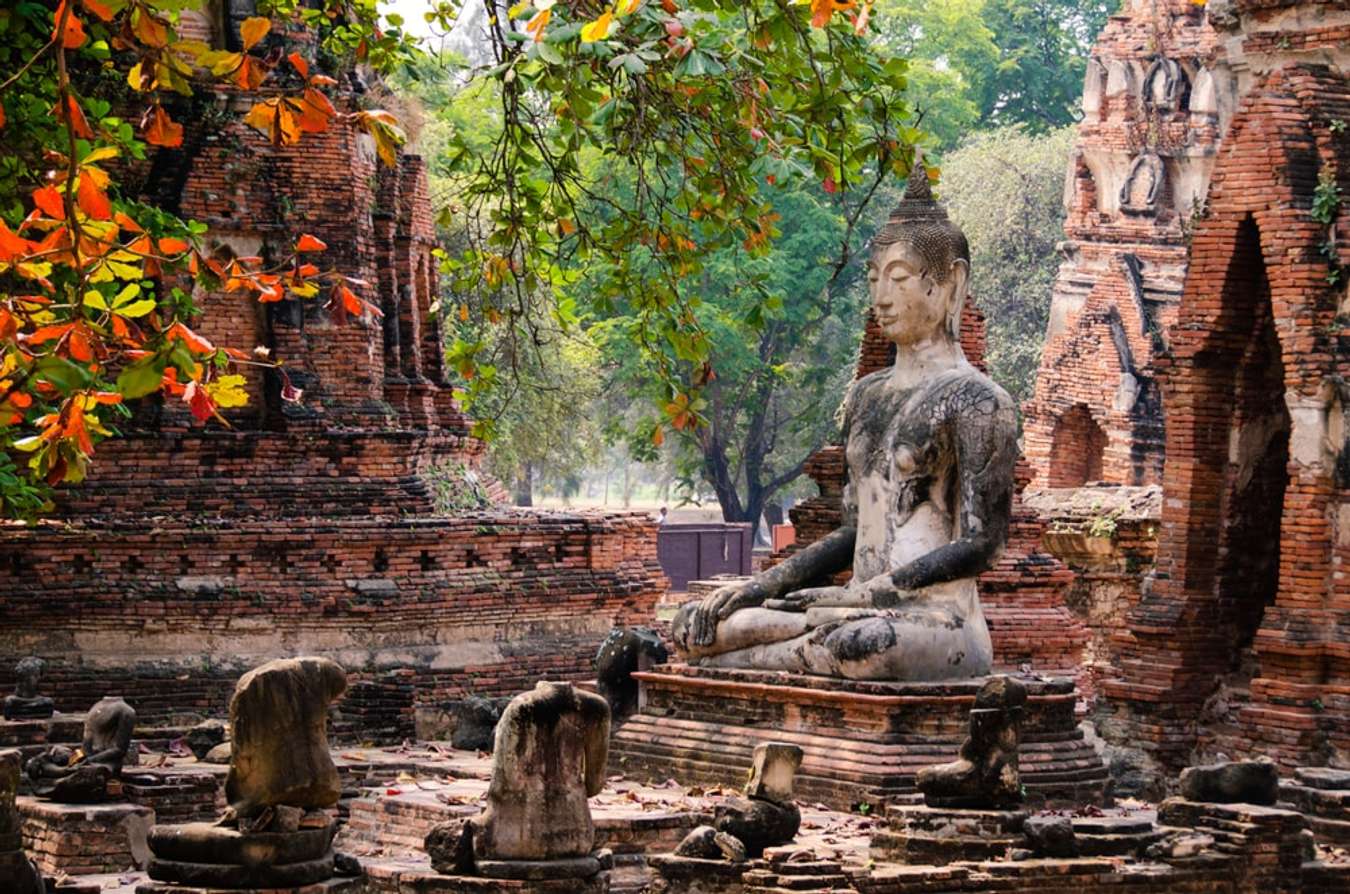 7 địa điểm nhất định phải đi khi đến Thái Lan 26 Tượng phật tại thành phố Ayutthaya