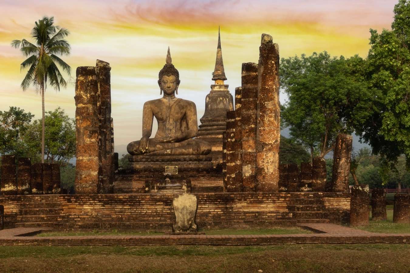 7 địa điểm nhất định phải đi khi đến Thái Lan 24 Tượng phật tại thành phố cổ Sukhothai