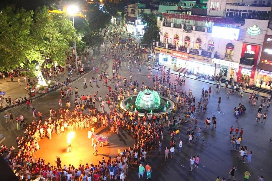 Đi bộ quanh Hồ Hoàn Kiếm