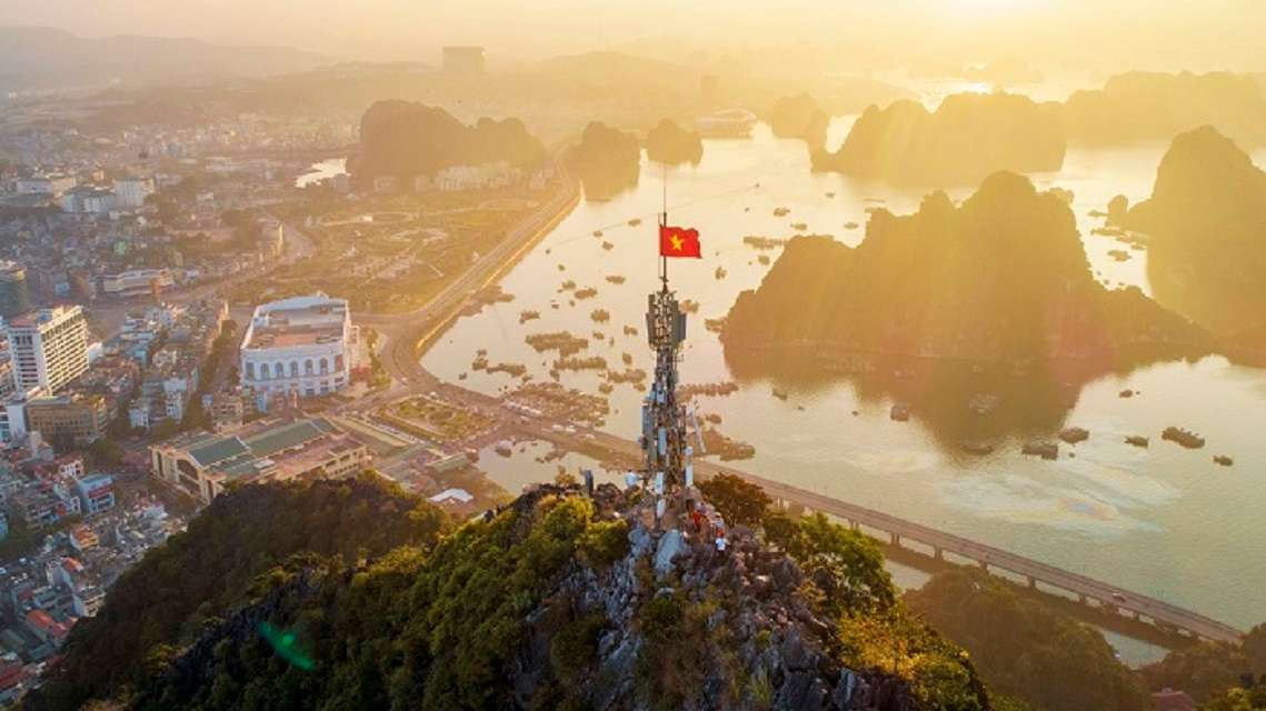 Khung cảnh ngoạn mục nhìn từ núi Bài Thơ xuống, cẩm nang du lịch hạ long